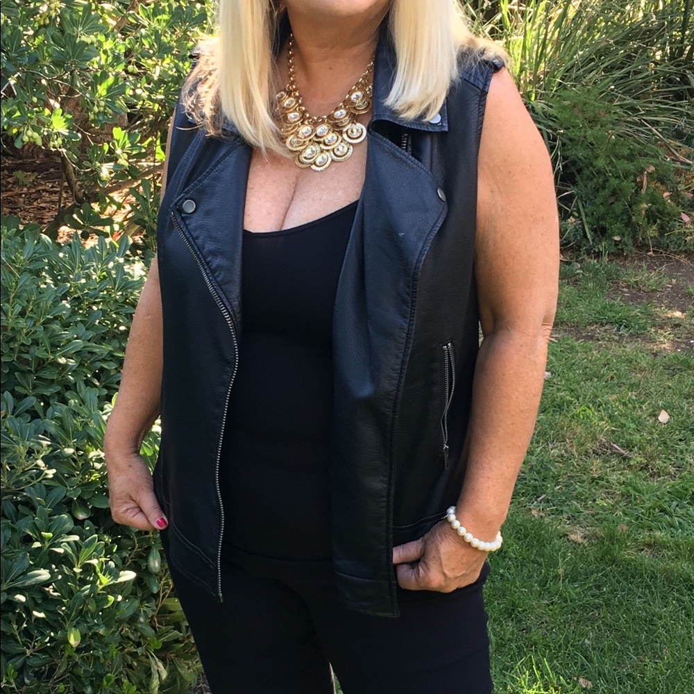 Faux leather black vest from Bagatelle size L